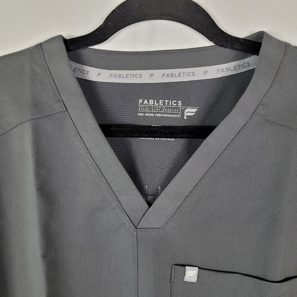 Fabletics Men's Helix 1 Pocket Lightweight Scrub Top Onyx Grey Size XXL NWT - Picture 2 of 6